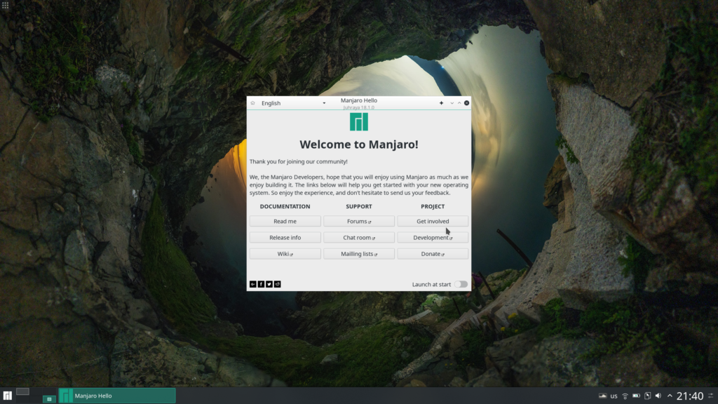 Manjaro Hello welcomes new users and provides relevant information.